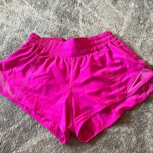 lululemon SONIC PINK hotty hot short 2.5”